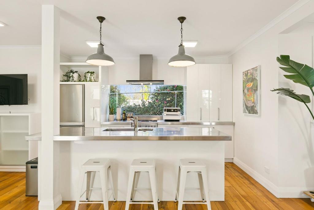 Leafy Wadestown Retreat Near CBD, Stadium, Ferry and Free Double Garage - Resim 5