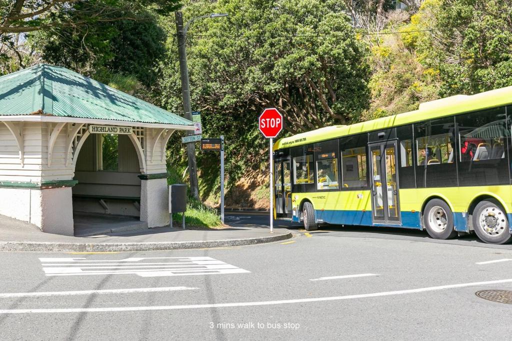 Leafy Wadestown Retreat Near CBD, Stadium, Ferry and Free Double Garage - Resim 35