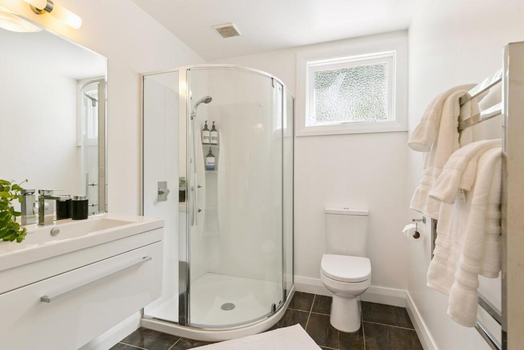 Leafy Wadestown Retreat Near CBD, Stadium, Ferry and Free Double Garage - Resim 8