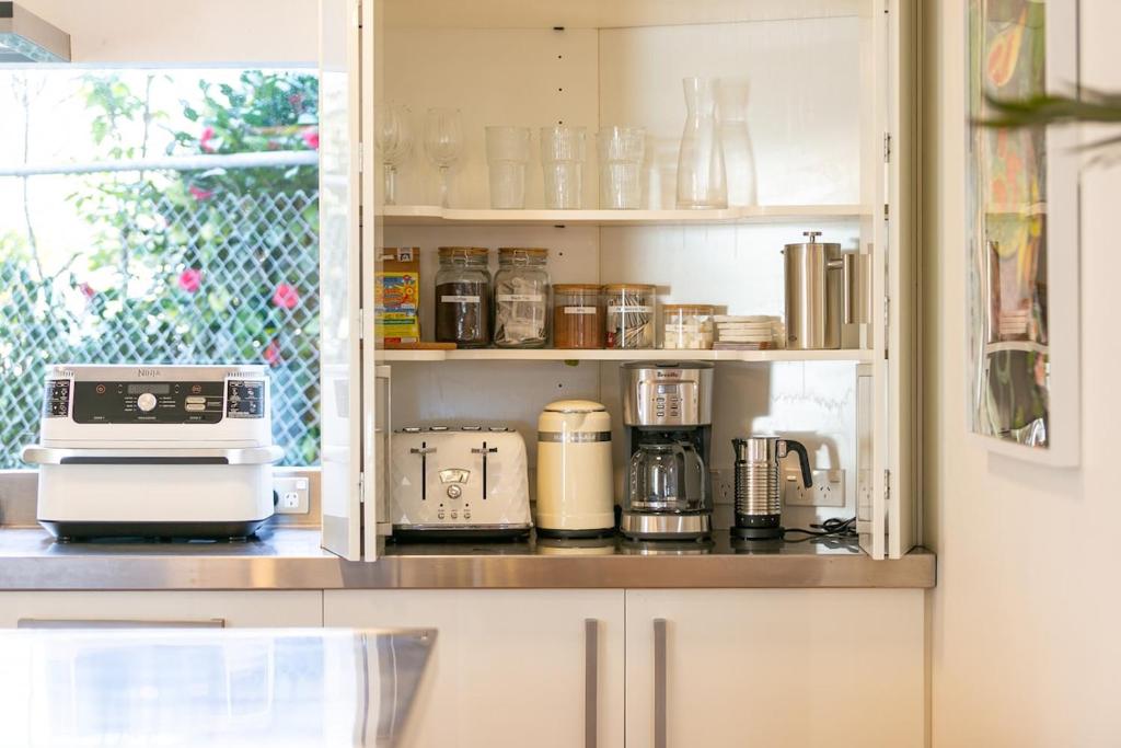 Leafy Wadestown Retreat Near CBD, Stadium, Ferry and Free Double Garage - Resim 16