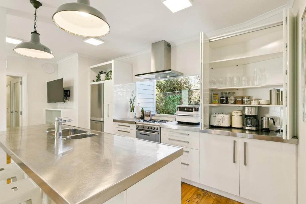 Leafy Wadestown Retreat Near CBD, Stadium, Ferry and Free Double Garage - Resim 15