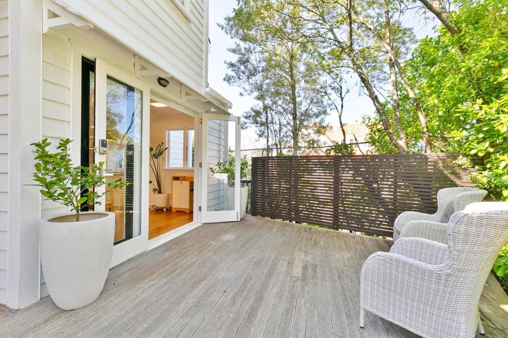 Leafy Wadestown Retreat Near CBD, Stadium, Ferry and Free Double Garage - Resim 28