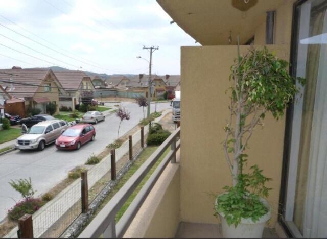 a balcony with a view of a street with cars at Apartamento cerca de Casino Marina del Sol en Talcahuano in Talcahuano