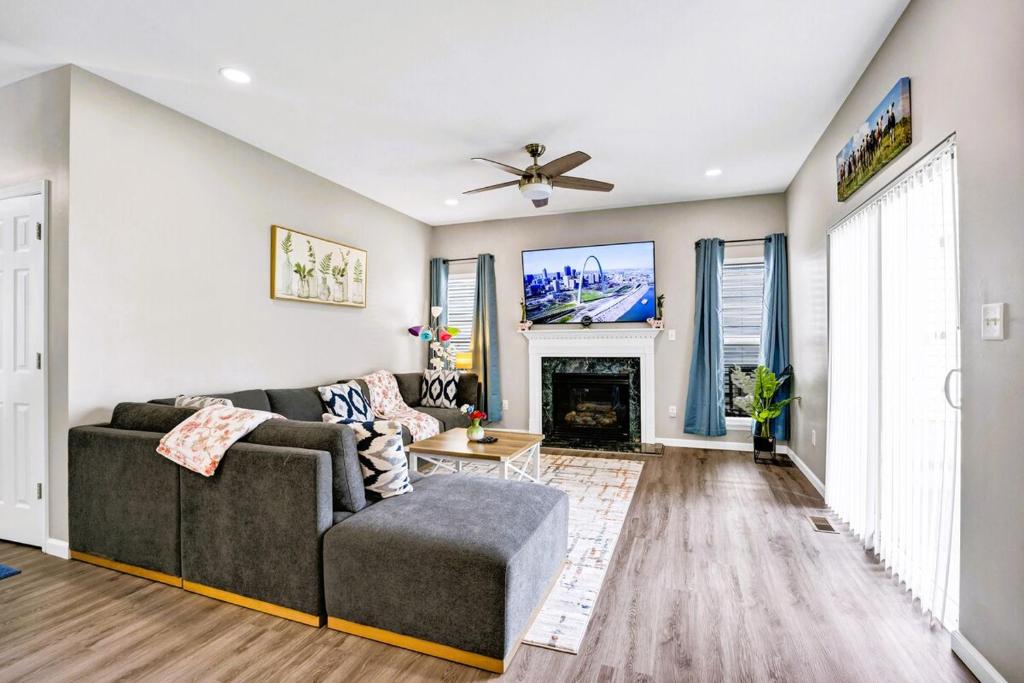 セントルイスにあるSpacious 4BR Retreat Near Tower Grove, SLU and Attractions!のソファと暖炉のあるリビングルーム