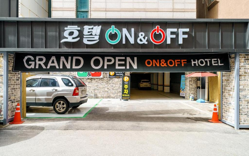 仁川にあるon&offのグランドオープンしたホテルの下に車が駐車されている
