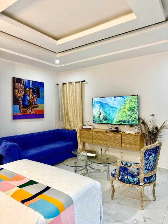 Μια τηλεόραση ή/και κέντρο ψυχαγωγίας στο APPARTEMENT MODERNE AVEC PISCINE-ASCENSEUR DEUX PLATEAU,abidjan