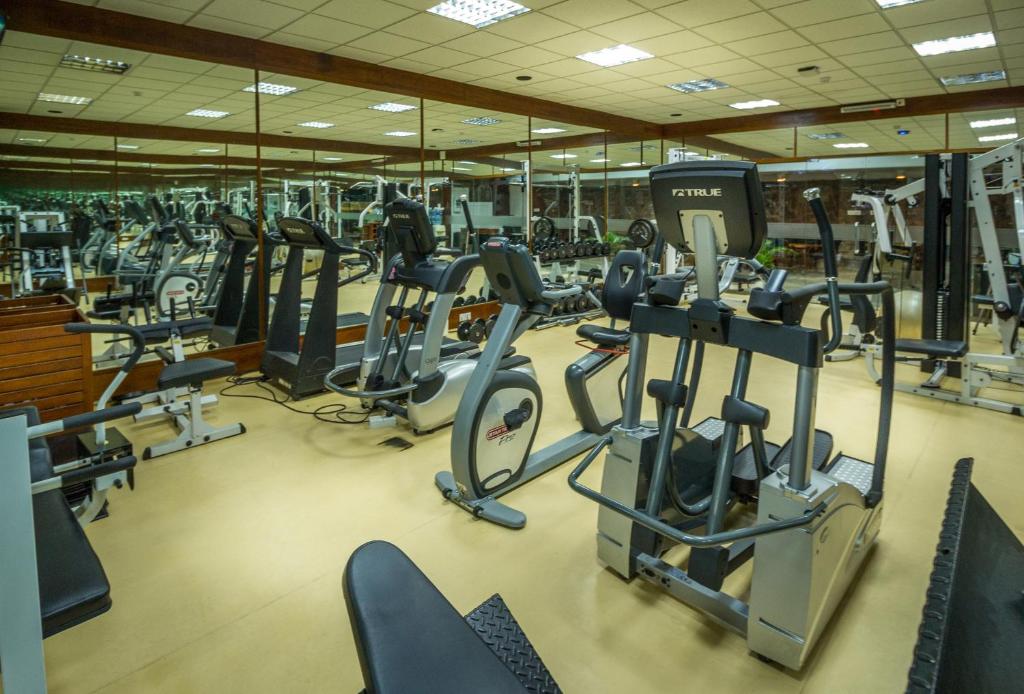 Fitness centrum a/nebo fitness zařízení v ubytování Mahaweli Reach Hotel