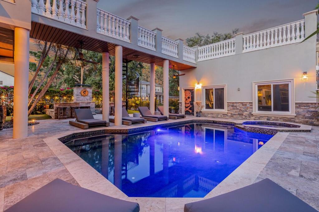 una piscina en medio de una casa en Gaspar's Luxury Estate, en Tampa