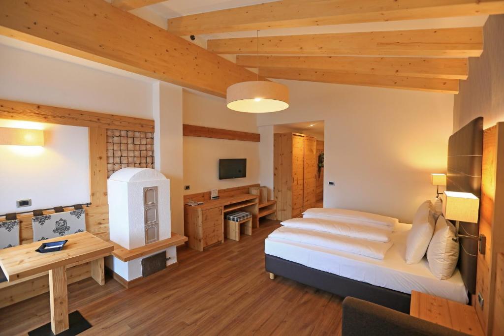 Televízia a/alebo spoločenská miestnosť v ubytovaní Hotel Astoria