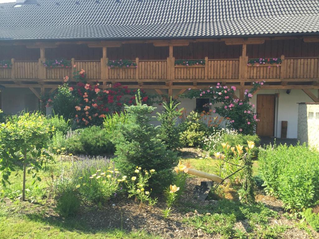 フルボカー・ナト・ヴルタヴォウにあるStatek 3 - Wellness & Spaの花の家の前の庭
