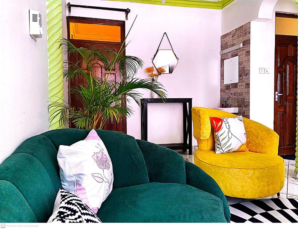 Khu vực ghế ngồi tại 1 bedroom modern spacious Mombasa Cbd