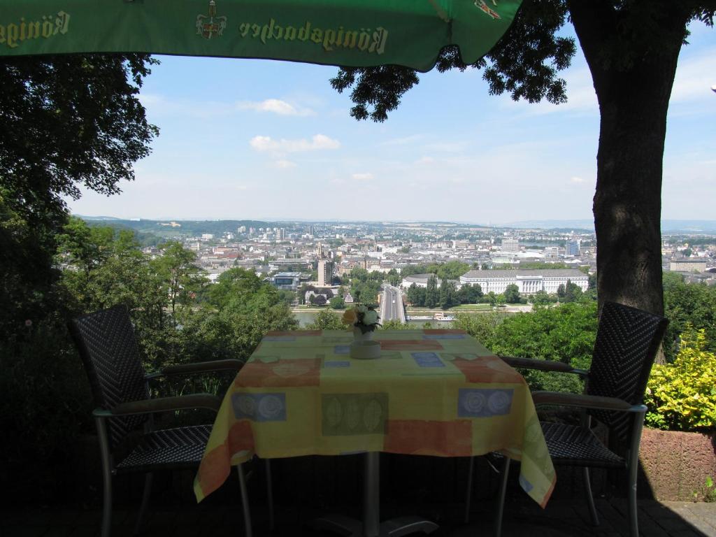 einen Tisch mit Stadtblick in der Unterkunft Hotel Rheinkrone in Koblenz