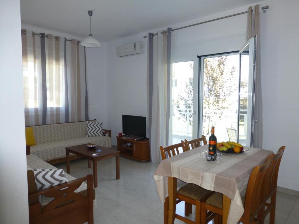 TV a/nebo společenská místnost v ubytování Pavloudis Apartments