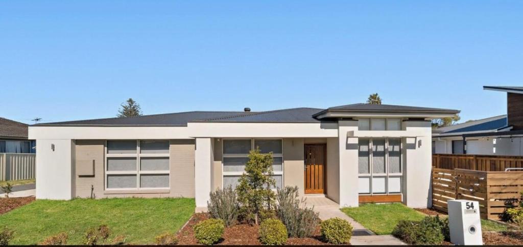 ein Haus in den Vororten von Melbourne in der Unterkunft Brand new 5 star category home at RedHead beach in Redhead