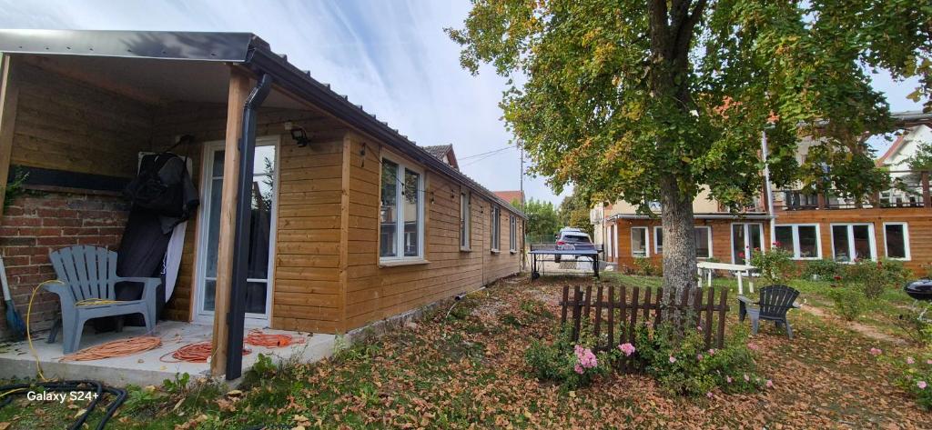 a small house with a chair in a yard at Chalet Robinson, a 20 km de Disney et 50 de Paris - SNCF in Mortcerf