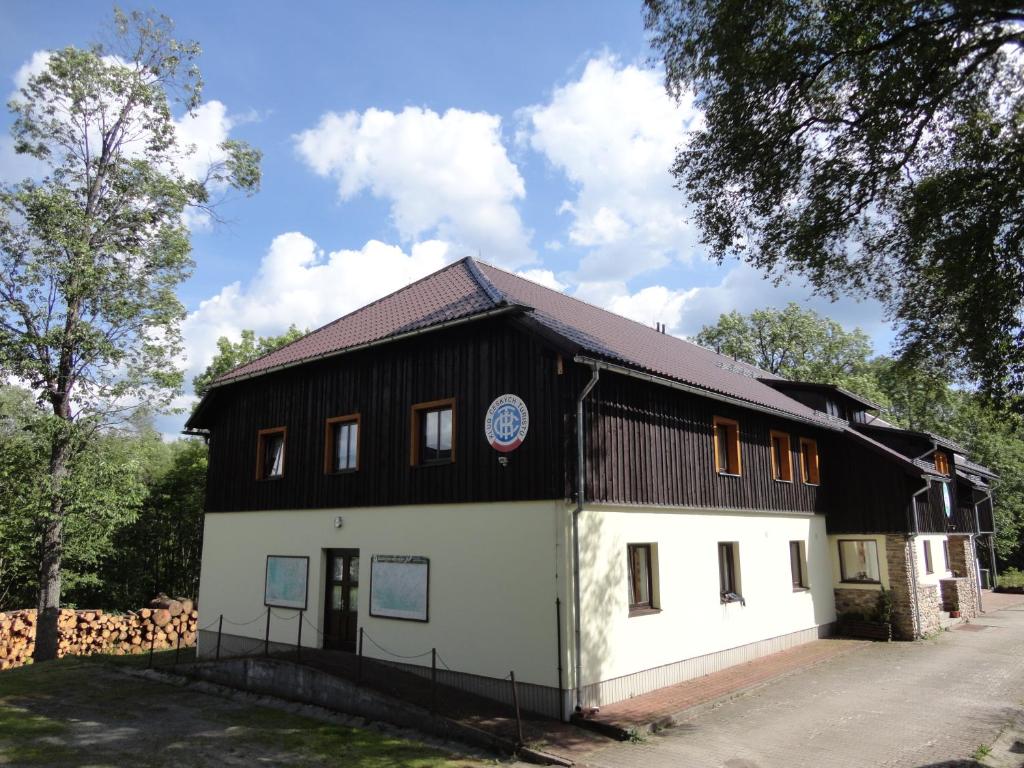 プラーシリにあるChata Prášilyの黒屋根の白黒建物