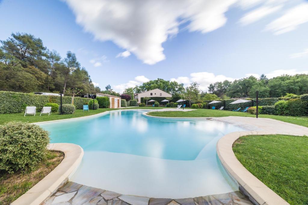 une grande piscine bleue dans une cour dans l'établissement Le Relais Du Grand Logis, à Mirabeau