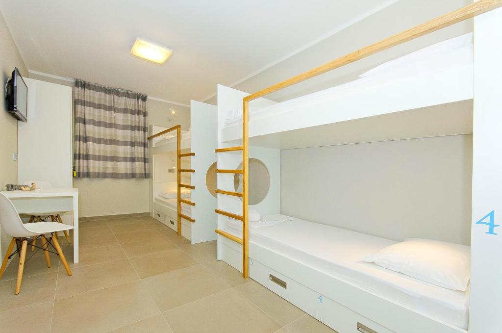 Posteľ alebo postele v izbe v ubytovaní Hostel Dvor