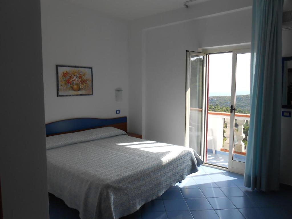 Rúm í herbergi á Albergo Godenizzo
