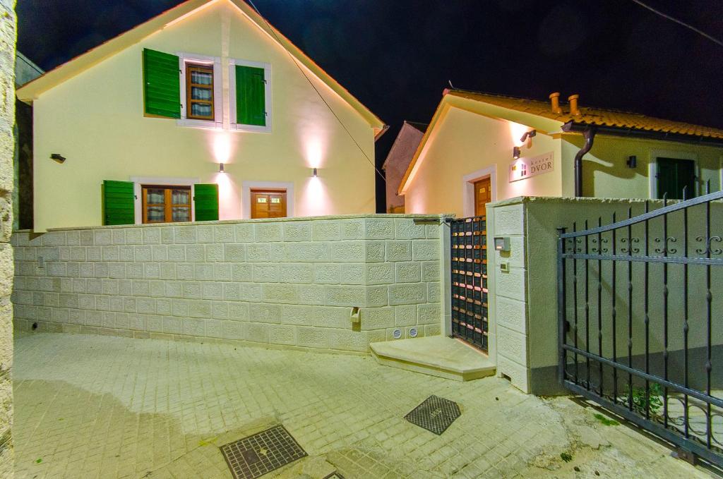 Budova, v ktorej sa hostel nachádza