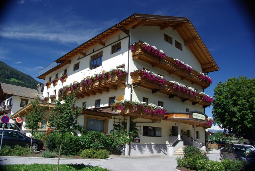 ein Gebäude mit Blumen auf der Seite in der Unterkunft Gasthof zum Löwen in Aschau