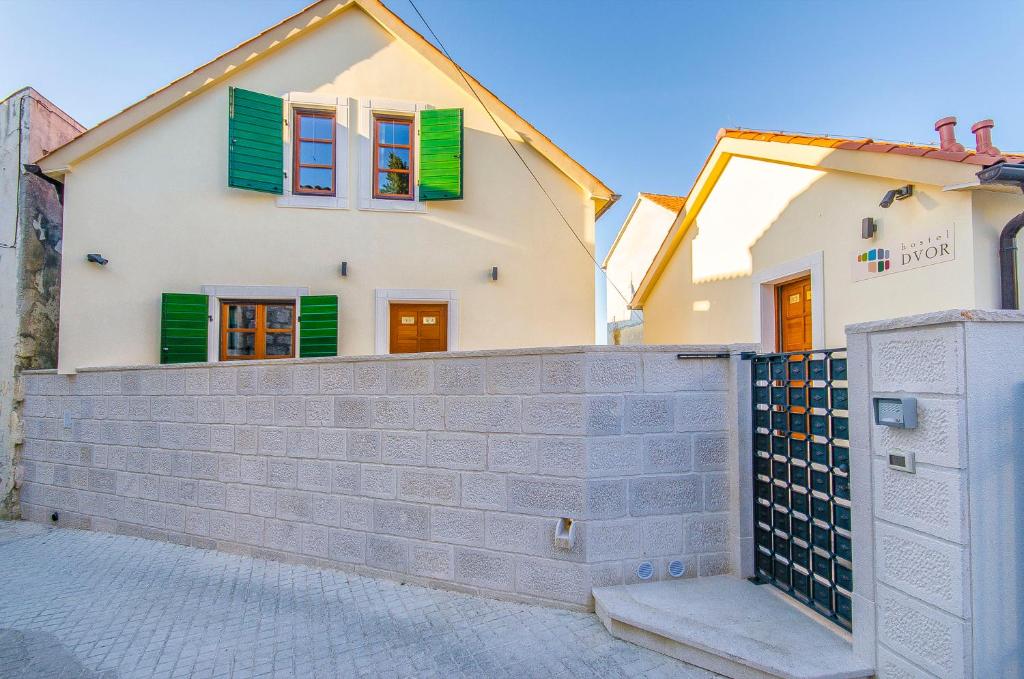 Budova, v ktorej sa hostel nachádza