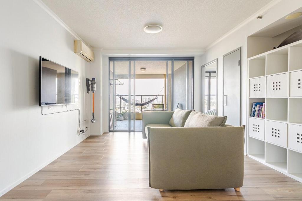 TV/trung tâm giải trí tại Story Bridge View Sky Home