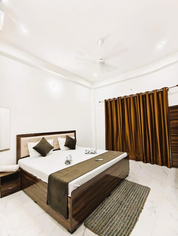 a bedroom with a large bed and a curtain at Shri Ayodhya Homestay in Faizābād