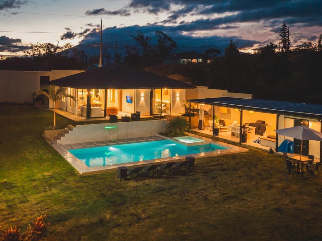 a house with a swimming pool in the yard at Casa privada con piscina Ibarra in San José de Chaltura