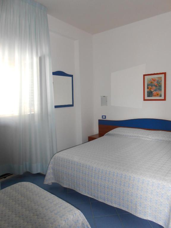 Rúm í herbergi á Albergo Godenizzo