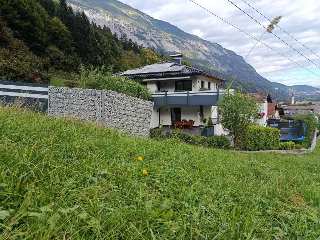 een huis bovenop een groene heuvel bij Ferienwohnung Vogelsang in Stans