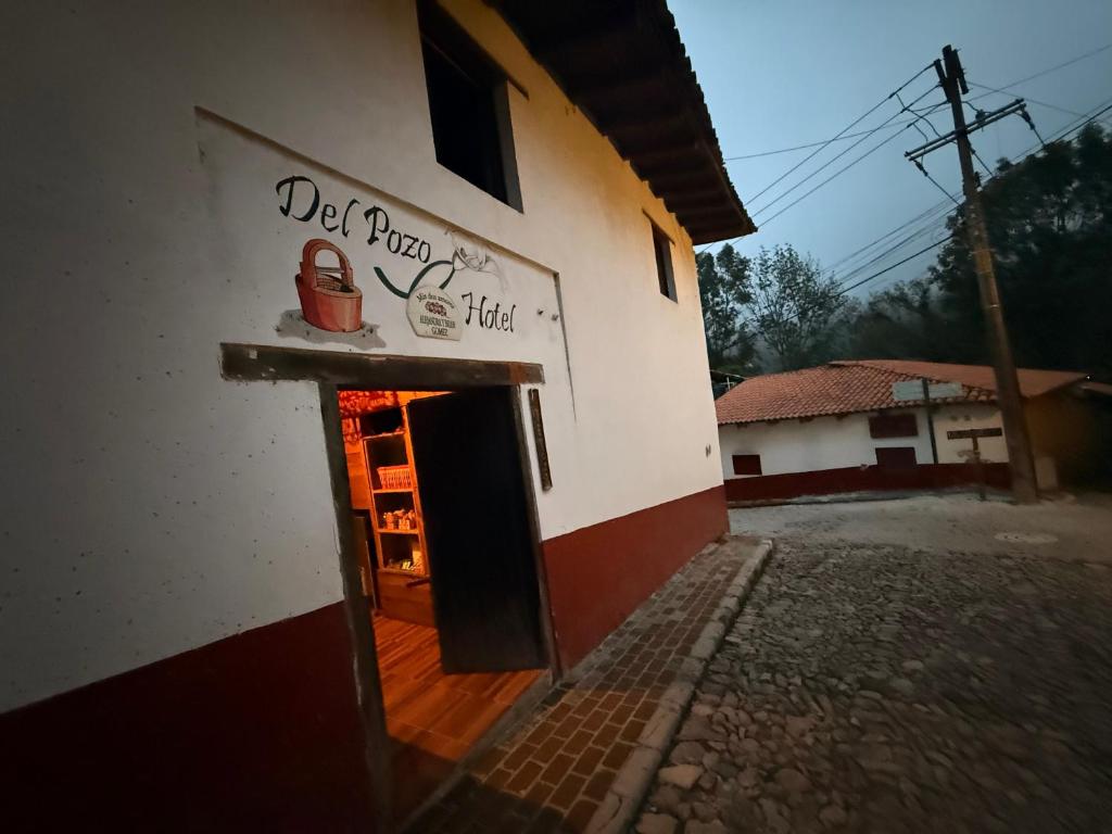 a building with a sign that reads diet pizza hut at Hotel del Pozo in San Sebastián del Oeste