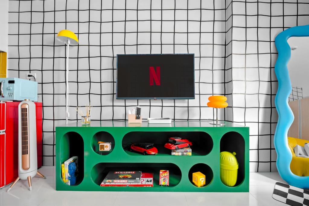 TV a/nebo společenská místnost v ubytování The Play Haus Aesthetic Studio across NAIA Terminal 3