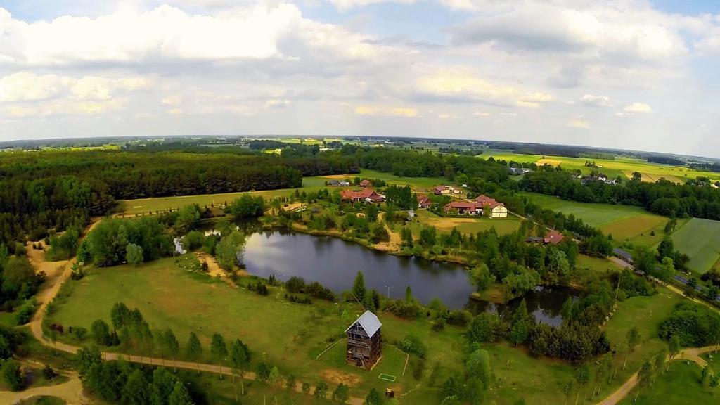 una vista aérea de una casa y un lago en Hotel Nosselia, en Krzyczki