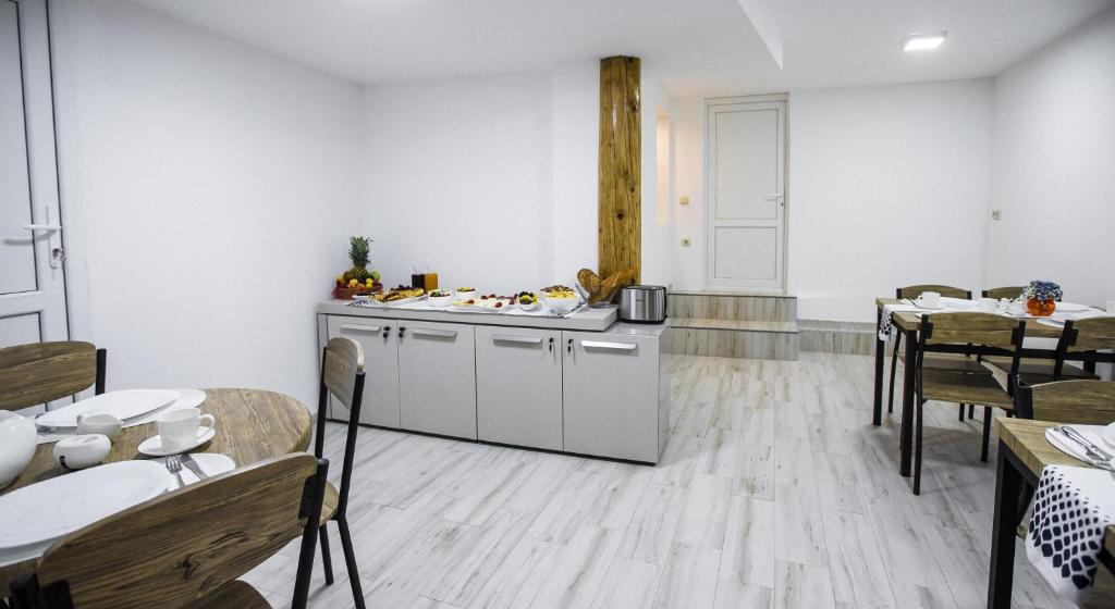 Kuchyň nebo kuchyňský kout v ubytování Golden Nugget Tbilisi