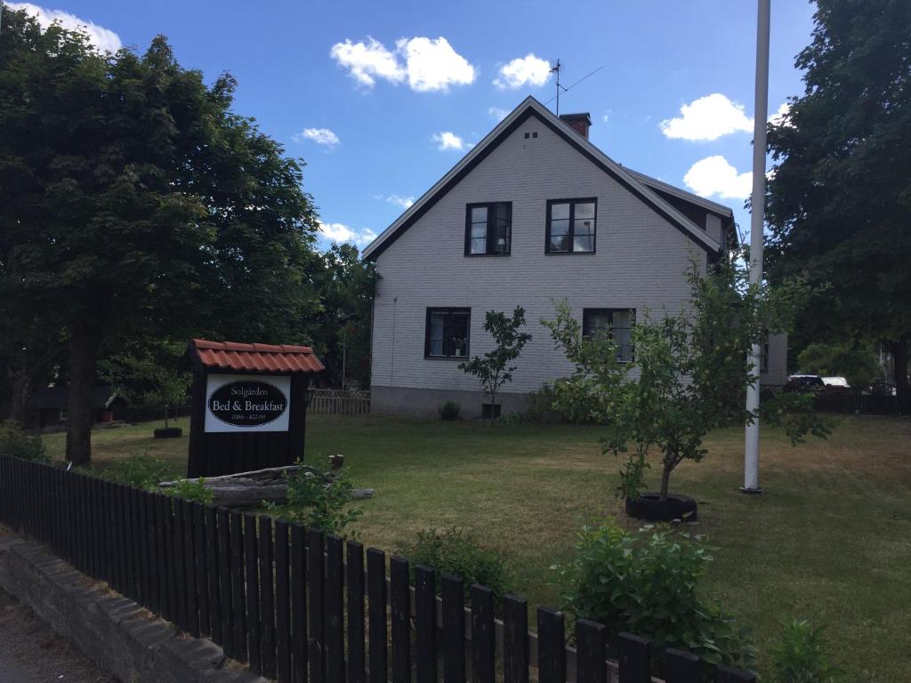 ein weißes Haus mit einem Schild davor in der Unterkunft Degerfors Bed & Breakfast in Degerfors