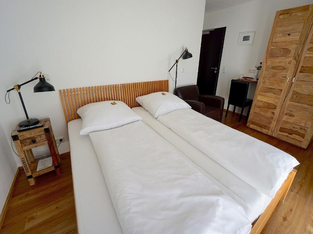 Postel nebo postele na pokoji v ubytování Pension-Gaststätte Paradies