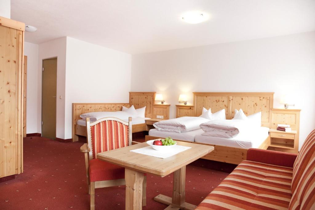 Postel nebo postele na pokoji v ubytování Hotel Troschana