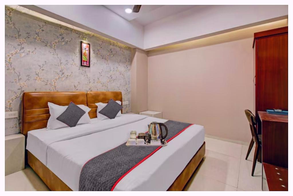 una habitación de hotel con una cama con un bolso en Hotel Magnus Residency Near Railway Station, en Cuttack