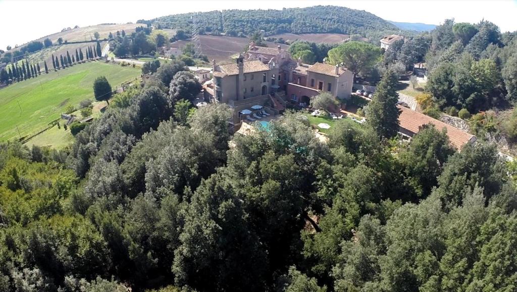 an aerial view of a house on a hill with trees at La Gabelletta in Amelia
