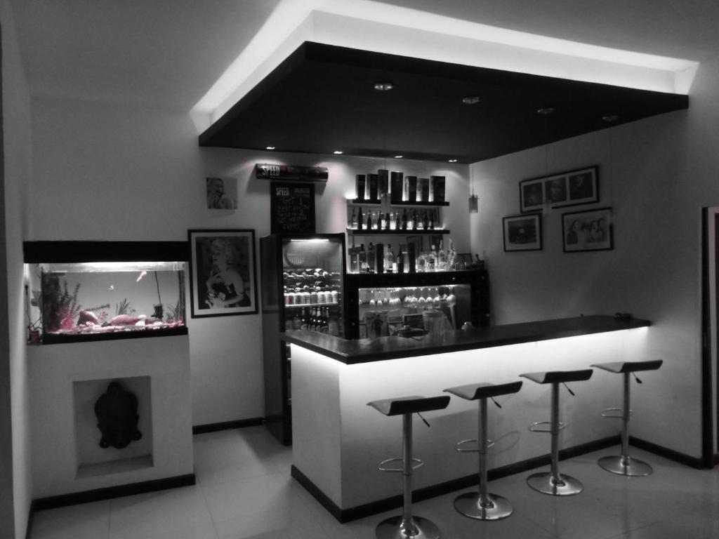 El salón o zona de bar de Bardot Hostel