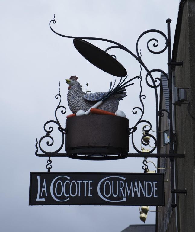 Une pancarte pour un café avec un poulet dessus dans l'établissement La Cocotte Gourmande, à Carantilly
