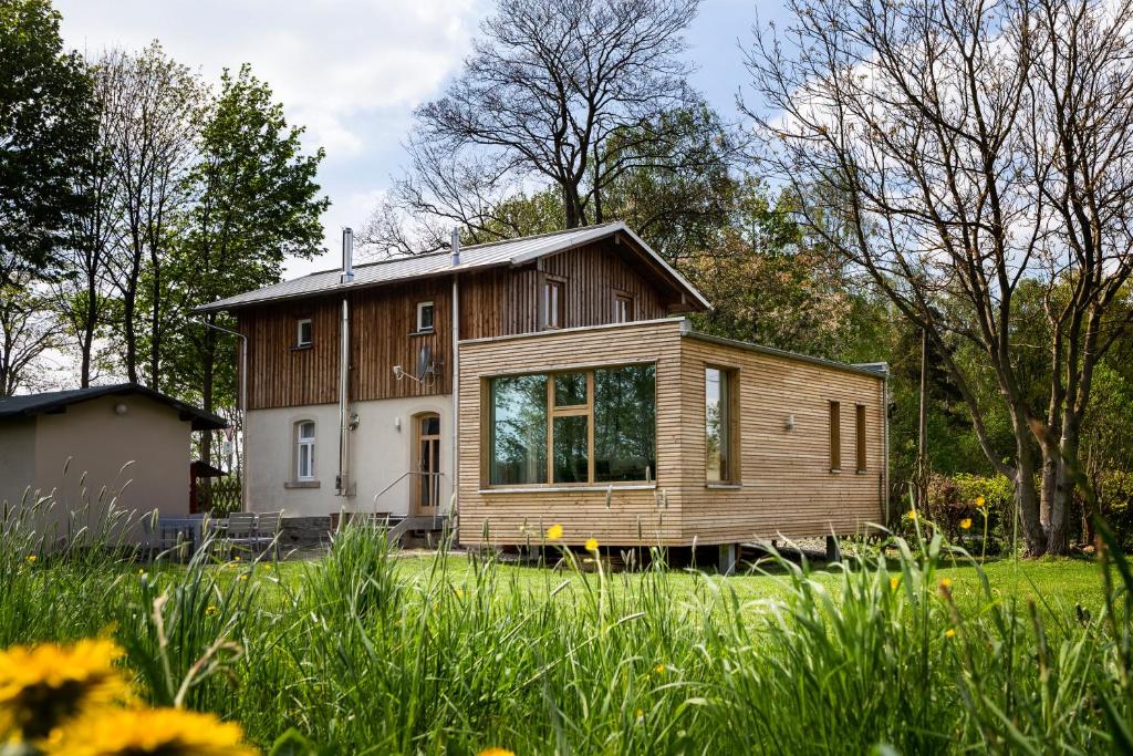 una pequeña casa de madera en medio de un campo en Bahnwärterhaus, en Droßdorf