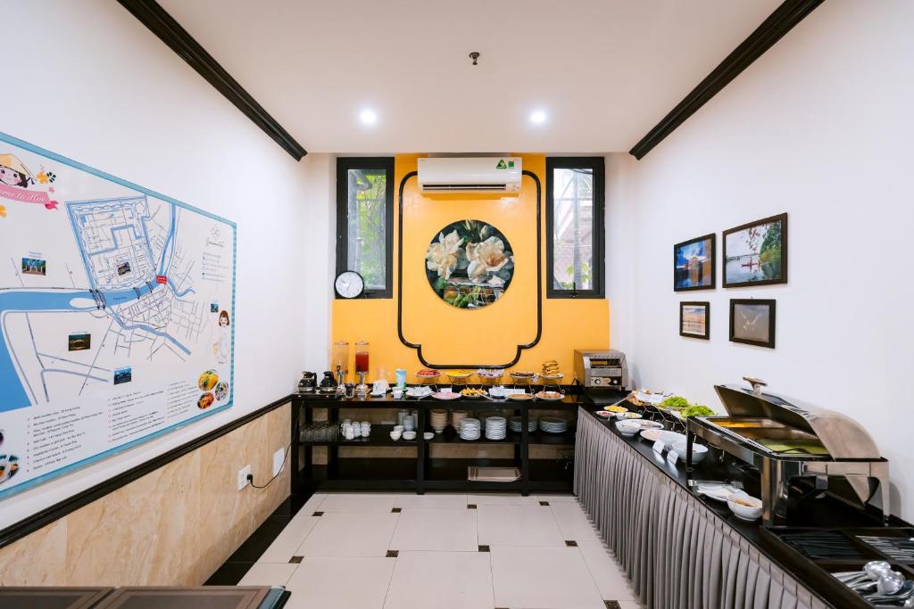 Khu vực bếp tại Gardenia Hue Hotel được bố trí gọn gàng, sạch sẽ và thuận tiện cho việc chuẩn bị, phục vụ các bữa ăn nhẹ trong thời gian khách lưu trú.