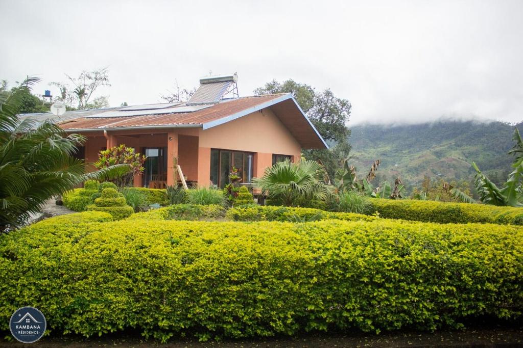 een huis met gele bloemen ervoor bij Kambana Résidence in Ranomafana