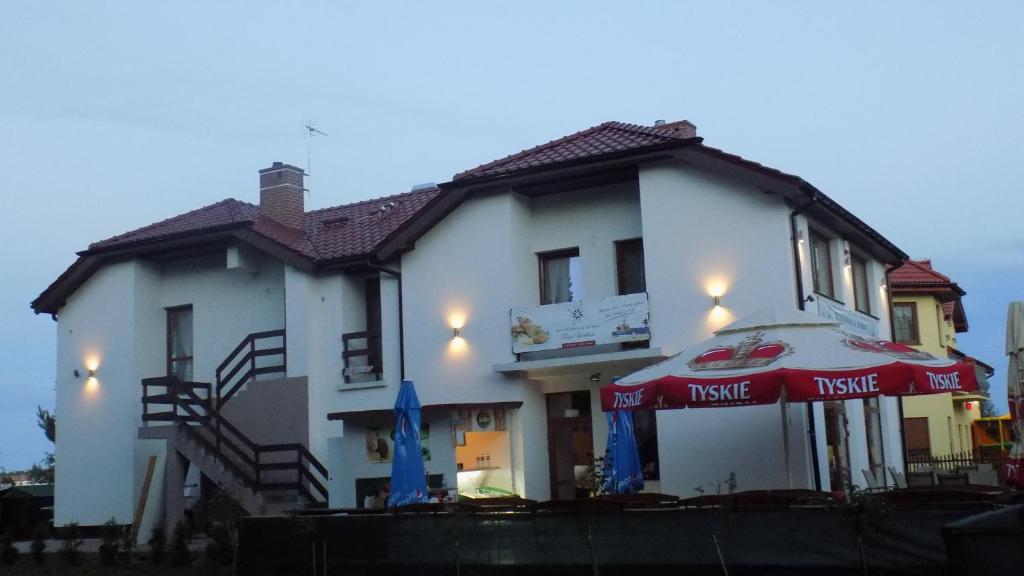 グジボボにあるRÓŻA WIATRÓWの傘が目の前にある白い建物