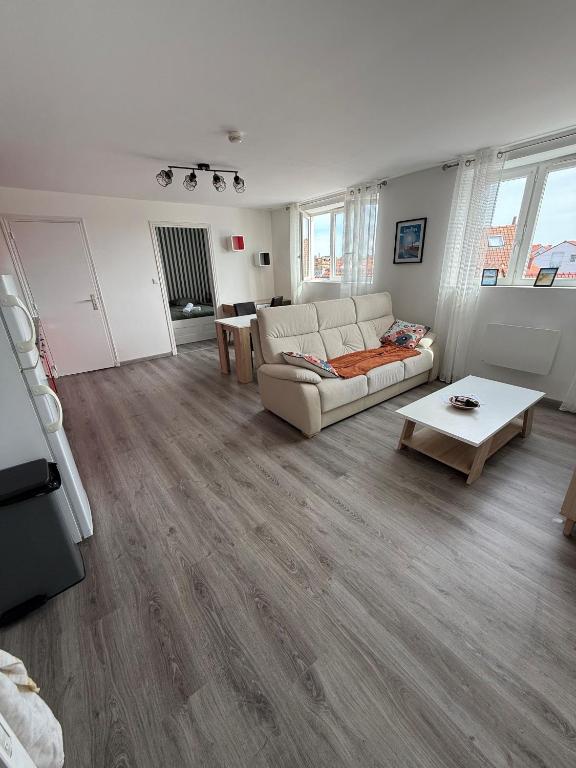 グラヴリーヌにあるAppartement à proximité de la plageのソファとテーブルのあるリビングルーム