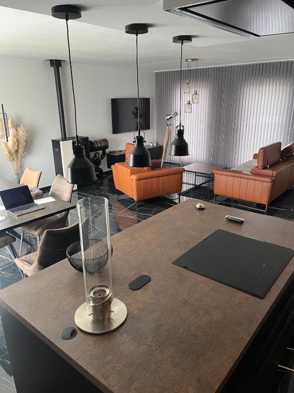 un salon avec une table sur laquelle se trouve un vase dans l'établissement La Maison 91, 