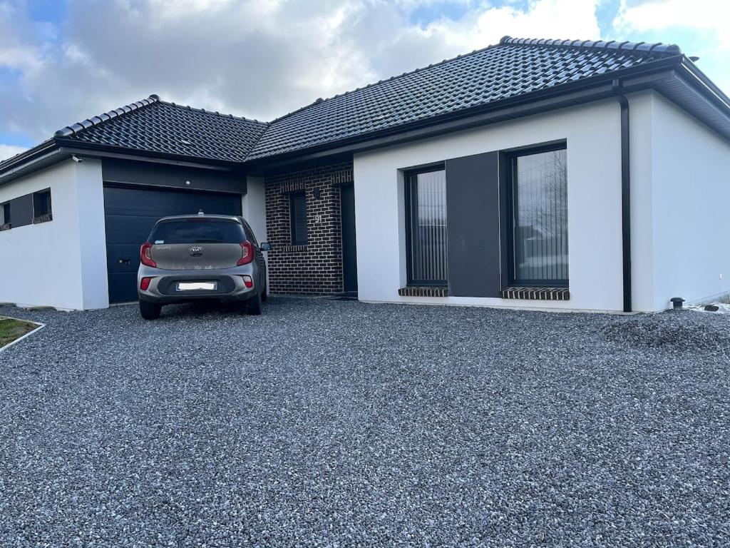 a car parked in front of a house at Maison chic et moderne à la campagne 