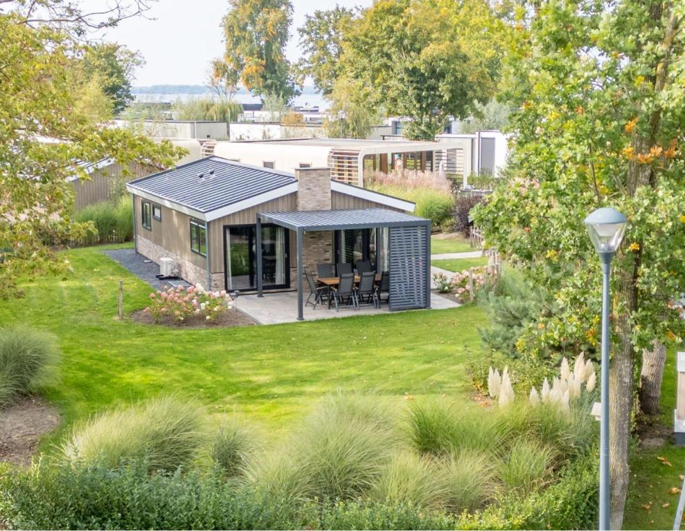 an aerial view of a house in a garden at Nieuw! 6-persoons chalet aan het Veluwemeer dichtbij Harderwijk, Amersfoort en Zwolle in Hulshorst